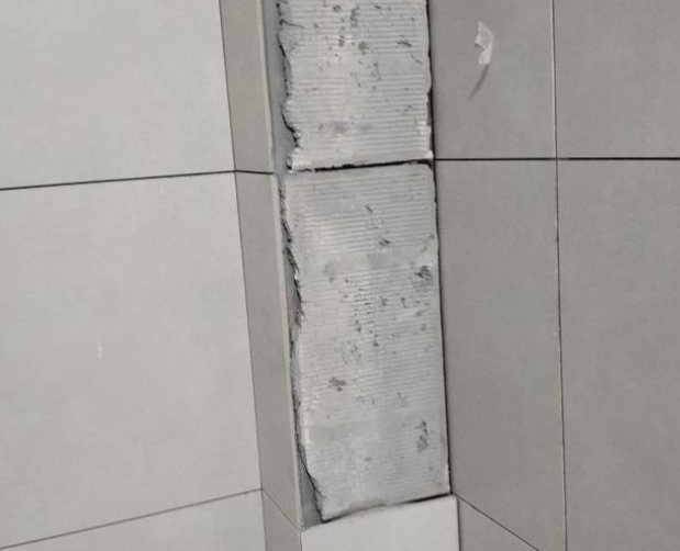 城关瓷砖空鼓维修公司分享下瓷砖施工前基层浇水润湿程度不足，可能导致以下问题