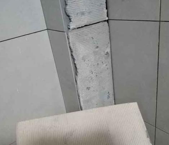 城关瓷砖空鼓维修公司分享下厨房瓷砖脱落的补救措施。